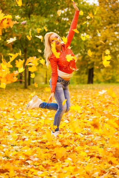 Porträt Einer Glücklich Lächelnden Schönen Jungen Frau Herbstpark Freien — Stockfoto