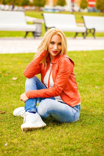 Jeune Femme Blonde Jeans Bleus Dans Parc Automne — Photo