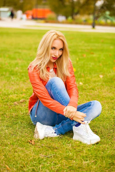 Jonge Blonde Vrouw Blauwe Jeans Het Najaarspark — Stockfoto