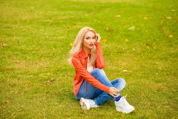 Mladá Blondýna Žena Modrých Džínách Podzimním Parku — Stock fotografie