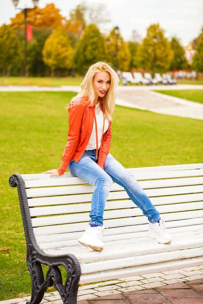 Mujer Rubia Joven Pantalones Vaqueros Azules Parque Otoño —  Fotos de Stock