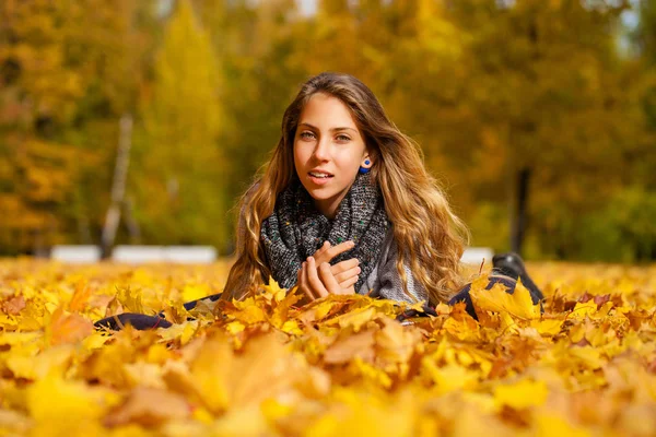 美丽的小女孩躺在公园的叶子在美丽的秋天天 — 图库照片
