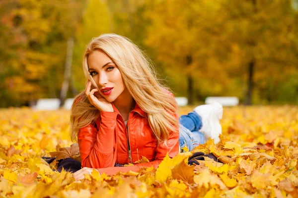 Prachtig Blond Haar Vrouw Gaat Liggen Bladeren Het Park Een — Stockfoto