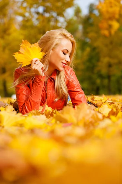 Güzel Sarışın Kadın Parkta Yapraklarda Güzel Sonbahar Gününde Yatıyor — Stok fotoğraf