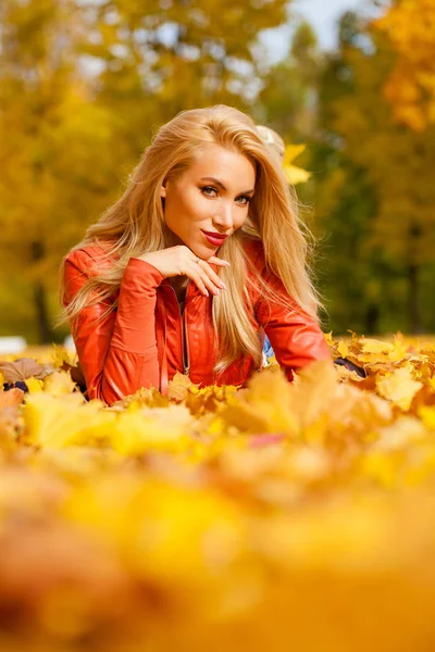 Belle Femme Aux Cheveux Blonds Allonge Sur Les Feuilles Parc — Photo