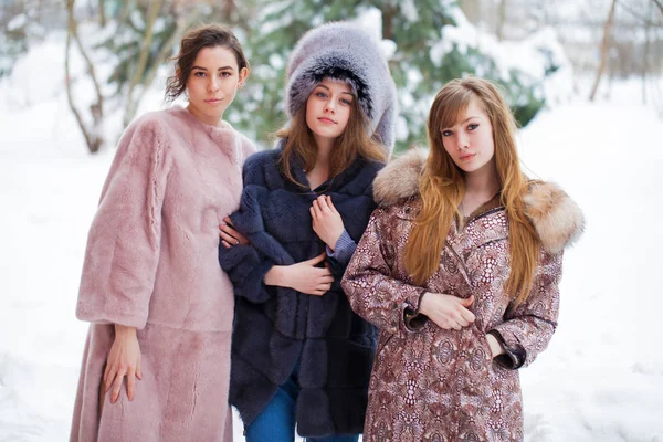 Three Fashion Models Fur Coat Full Length Portrait Young Beautiful — Stock Photo, Image