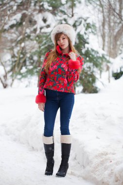 Tam uzunlukta kürk giyen genç güzel zarif esmer kadın portresi. Moda kız kış street yürüyüş.