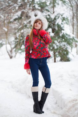 Tam uzunlukta kürk giyen genç güzel zarif esmer kadın portresi. Moda kız kış street yürüyüş.