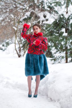 Tam uzunlukta kürk giyen genç güzel zarif esmer kadın portresi. Moda kız kış street yürüyüş.