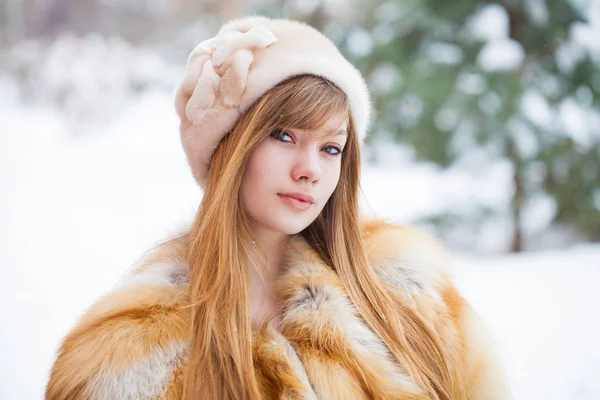 Young Beautiful Girl Fur Hat Red Fox Fur Coat Posing — Stock Photo, Image