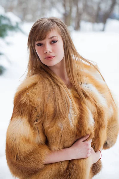毛皮のコートを着ている若い美しいエレガントなブルネットの女性の完全な長さの肖像画 冬に街で歩いてファッショナブルな女の子 — ストック写真