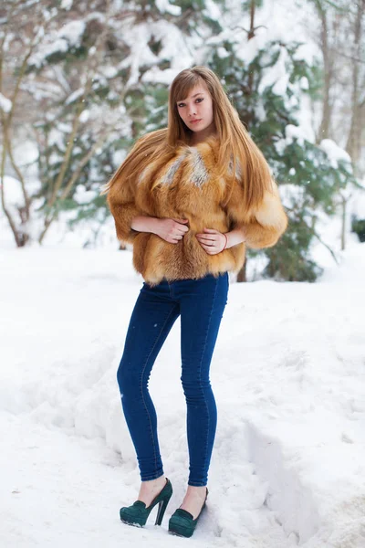 毛皮のコートを着ている若い美しいエレガントなブルネットの女性の完全な長さの肖像画 冬に街で歩いてファッショナブルな女の子 — ストック写真