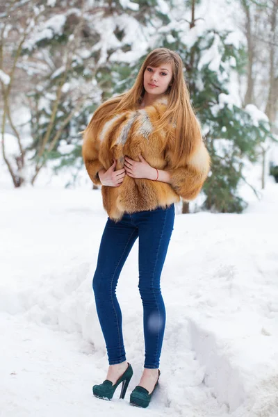 Krásná Mladá Dívka Kožešinovou Čepici Kožich Liška Pózuje Pozadí Winter — Stock fotografie