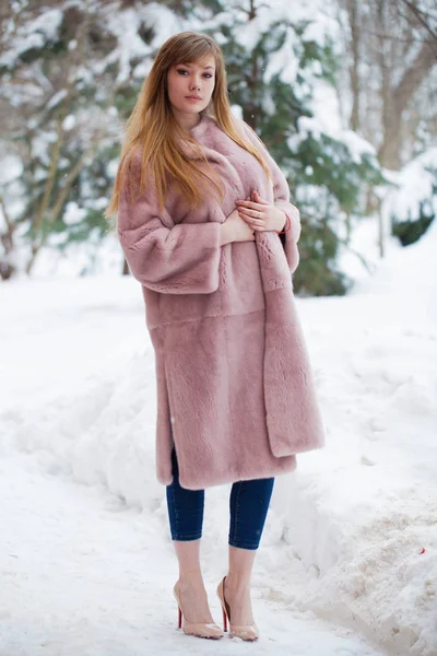 Full Length Portrait Young Beautiful Elegant Brunette Woman Wearing Fur — Stock Photo, Image
