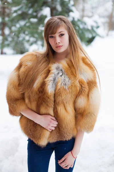 Celé Délce Portrét Mladé Krásné Elegantní Brunetka Žena Nosí Kožich — Stock fotografie