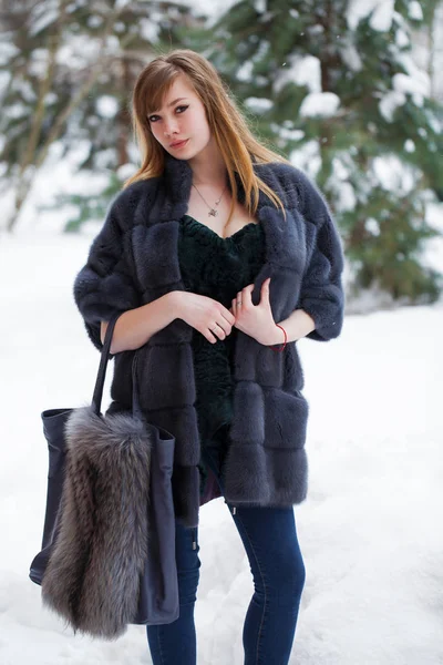 코트를 우아한 여자의 초상화 겨울에 거리에서 — 스톡 사진