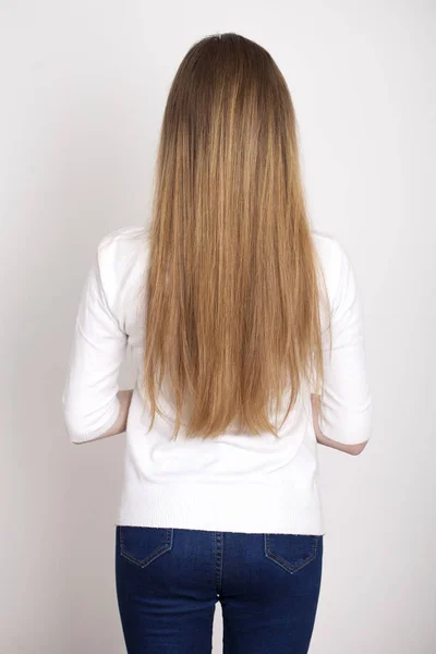 女性の長いブロンドの髪 背面に白い壁のスタジオの背景に分離 — ストック写真