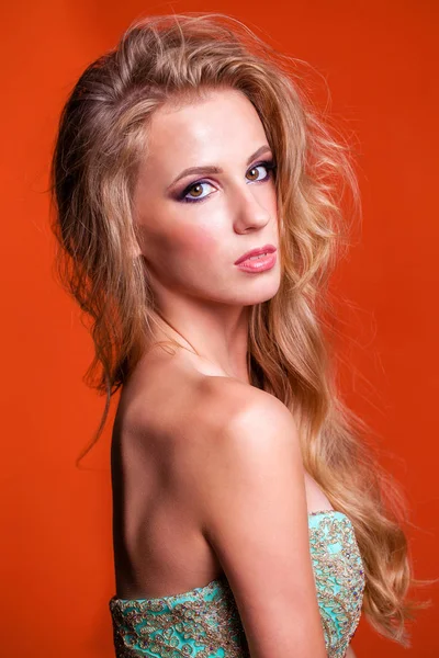 Piękny Model Młody Blond Włosy Doskonały Makijaż Kryty Studio — Zdjęcie stockowe