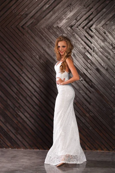 Longitud Completa Una Hermosa Mujer Sexy Rubia Vestido Blanco Largo — Foto de Stock
