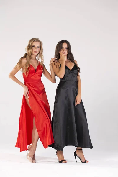 Två Sexiga Blonda Och Brunett Modeller Full Längd Vackra Kvinnor — Stockfoto
