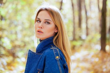 Portre yakın çekim Genç güzel sarışın kadın, yaz park açık havada