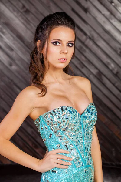 ブルネットの若い女性 セクシーな青いドレス 屋内スタジオの壁の美しい女性モデルのポートレート — ストック写真