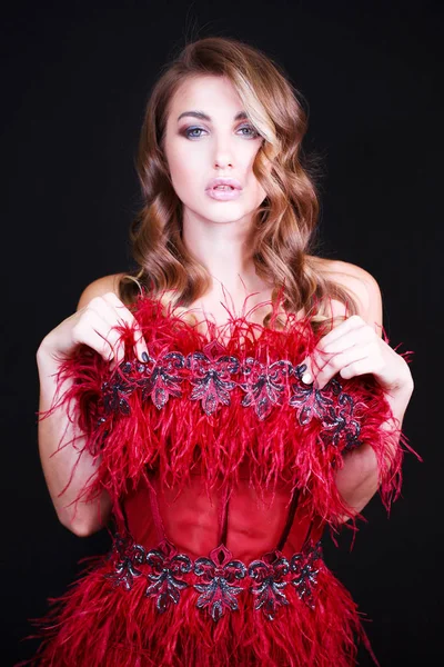 Maquillaje Hermosa Mujer Rubia Joven Vestido Sexy Rojo Cabello Largo —  Fotos de Stock