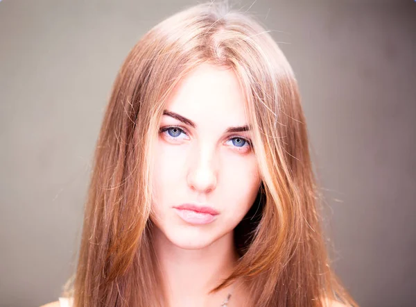 Porträtt Ung Vacker Blond Flicka Närbild Ansikte Bara Studio Ljus — Stockfoto