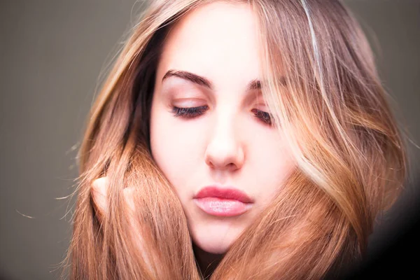 Retrato Uma Jovem Linda Garota Loira Perto Apenas Rosto Luz — Fotografia de Stock