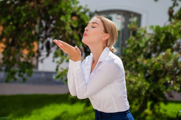 Blåsa Kiss Unga Kaukasiska Blond Kvinna Bakgrunden Sommaren Park — Stockfoto