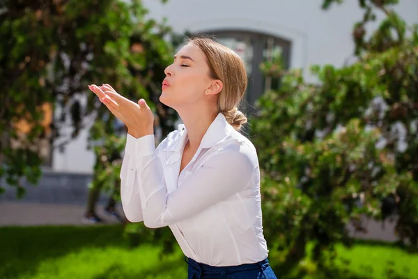 Golpe Beso Joven Caucásico Rubia Mujer Fondo Verano Parque —  Fotos de Stock