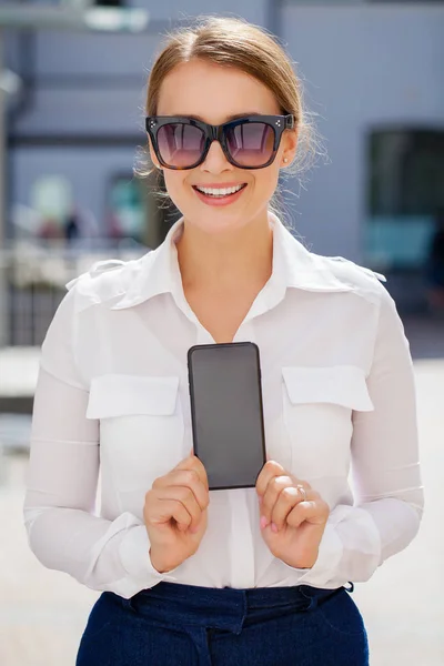 Junge Schöne Blonde Frau Zeigt Ihren Smartphone Bildschirm Sommerpark Freien — Stockfoto