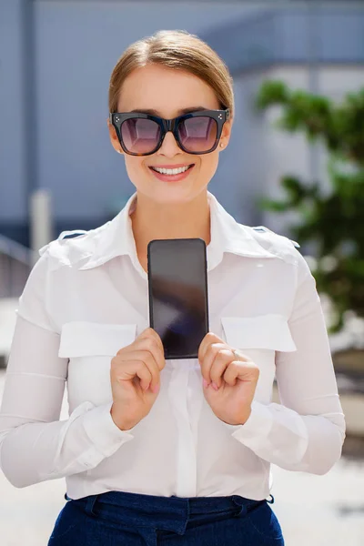 Mujer Rubia Hermosa Joven Mostrando Pantalla Teléfono Inteligente Parque Verano — Foto de Stock