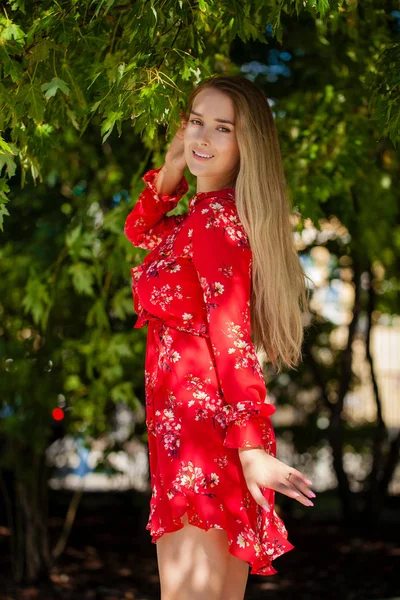 Retrato Cerca Joven Hermosa Mujer Rubia Feliz Vestido Rojo Calle — Foto de Stock