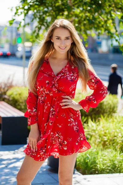 Retrato Close Jovem Bela Mulher Loira Feliz Vestido Vermelho Rua — Fotografia de Stock