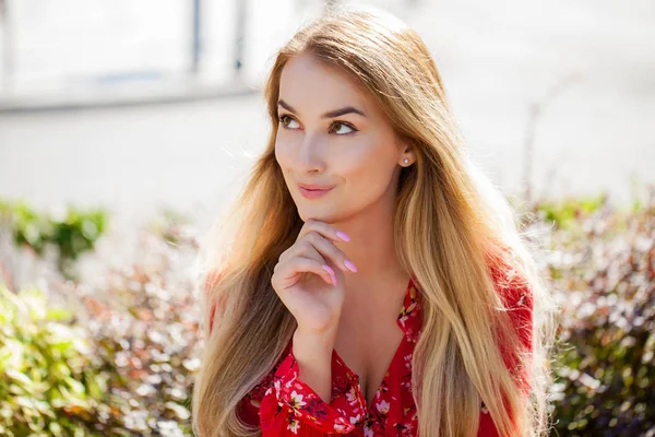 Portret Close Van Jonge Mooie Gelukkig Blonde Vrouw Rode Jurk — Stockfoto