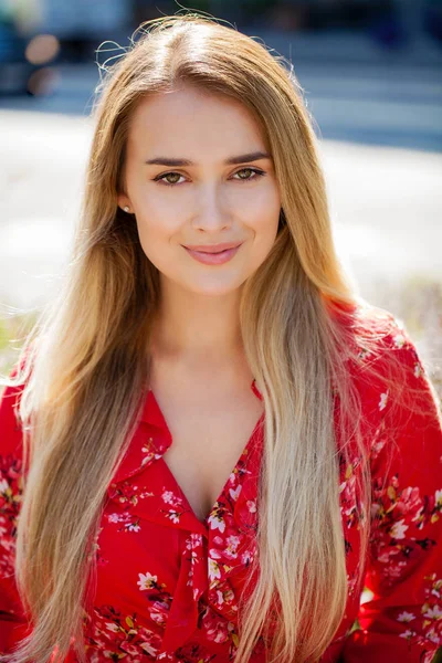 Retrato Cerca Joven Hermosa Mujer Rubia Feliz Vestido Rojo Calle — Foto de Stock