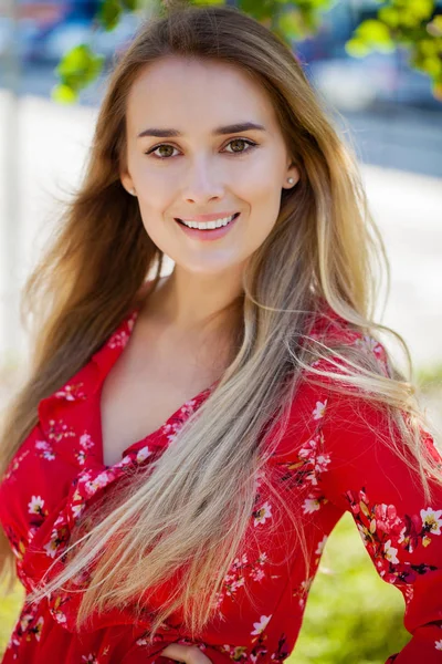 赤いドレス 夏通り屋外で若い美しい幸せなブロンドの女性の肖像画をクローズ アップ — ストック写真
