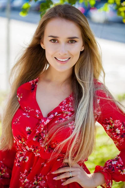 Retrato Cerca Joven Hermosa Mujer Rubia Feliz Vestido Rojo Calle — Foto de Stock