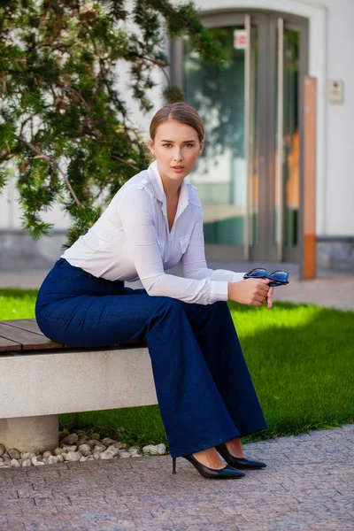 Portrait Une Jeune Femme Affaires Pleine Longueur Assise Sur Banc — Photo