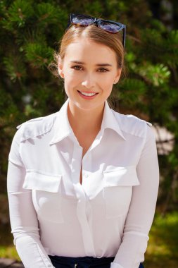 Sekreter mutlu kadın. Kapalı Portre, yaz caddesinde beyaz gömlekli genç iş sarışını.