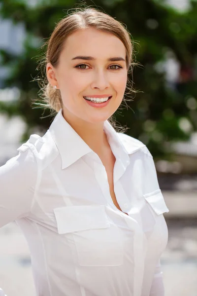 Secretária Mulher Feliz Close Retrato Jovem Loira Negócios Camisa Branca — Fotografia de Stock