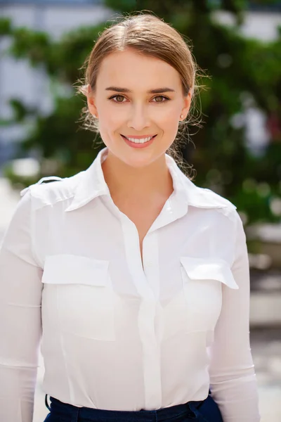 Secretaria Mujer Feliz Close Retrato Joven Rubia Negocios Camisa Blanca — Foto de Stock
