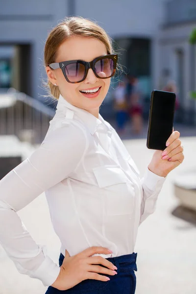 Junge Schöne Blonde Frau Zeigt Ihren Smartphone Bildschirm Sommerpark Freien — Stockfoto