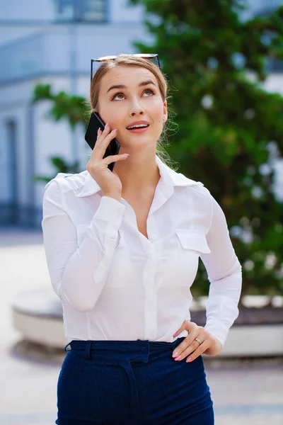 Blond Zakenvrouw Celtelefoon Stad Opgeroepen Straat Stijlvolle Mode Model Dragen — Stockfoto