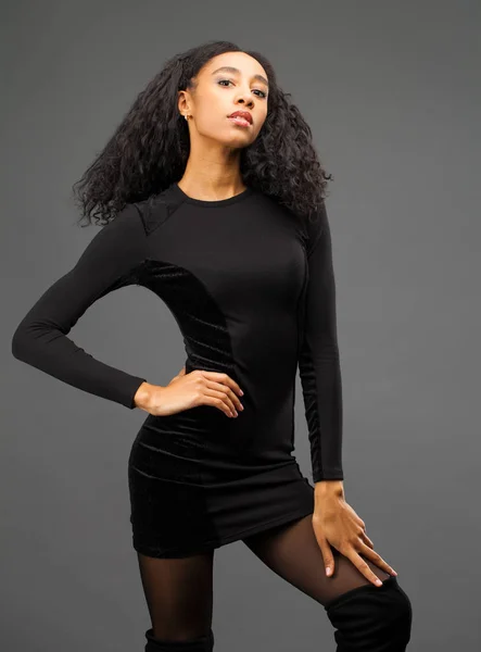 Mladá Krásná Africká Americká Žena Pózuje Elegantní Černé Šaty Studio — Stock fotografie