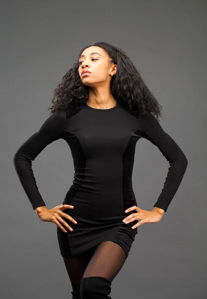 Joven Hermosa Mujer Afroamericana Posando Elegante Vestido Negro Studio Shot — Foto de Stock