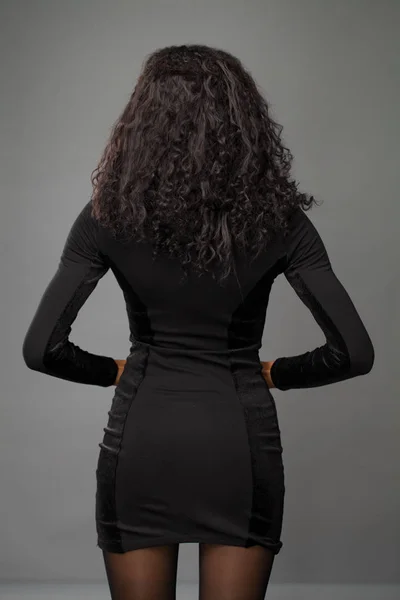 Africana Bruna Donna Mostra Suoi Lunghi Capelli Ricci Isolato Sfondo — Foto Stock