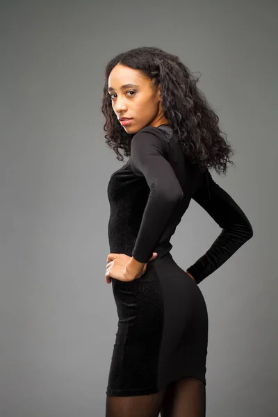 Jovem Bela Mulher Africana Americana Posando Vestido Preto Elegante Estúdio — Fotografia de Stock