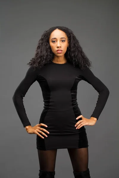 Jovem Bela Mulher Africana Americana Posando Vestido Preto Elegante Estúdio — Fotografia de Stock